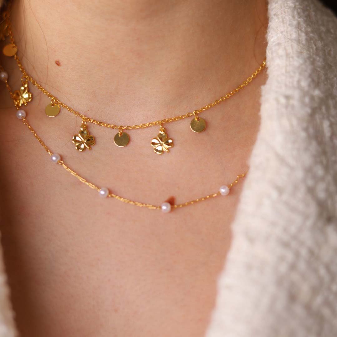 CHOKER MINI MEDALHAS COM TREVO DA SORTE DOURADO FOLHEADO