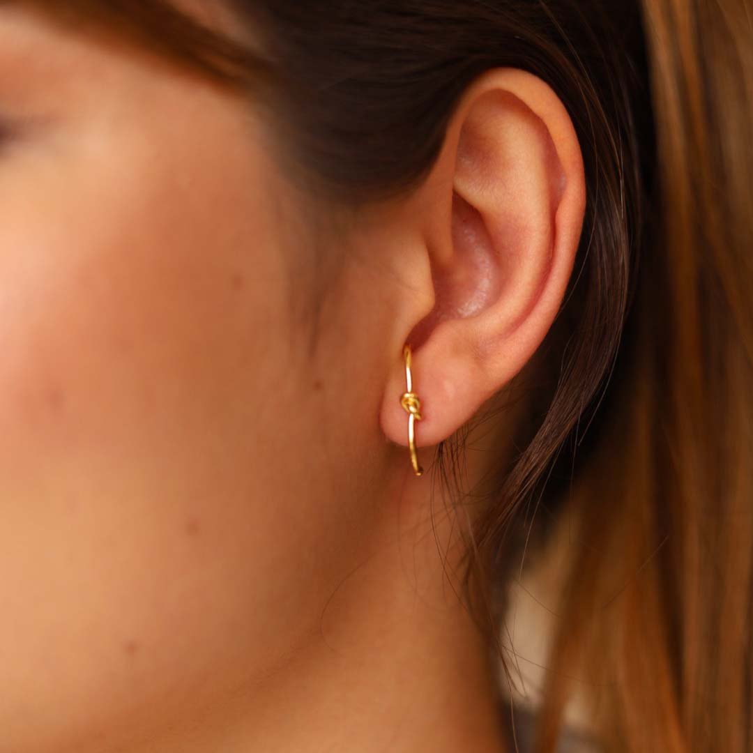 EAR HOOK NÓ DOURADO FOLHEADO