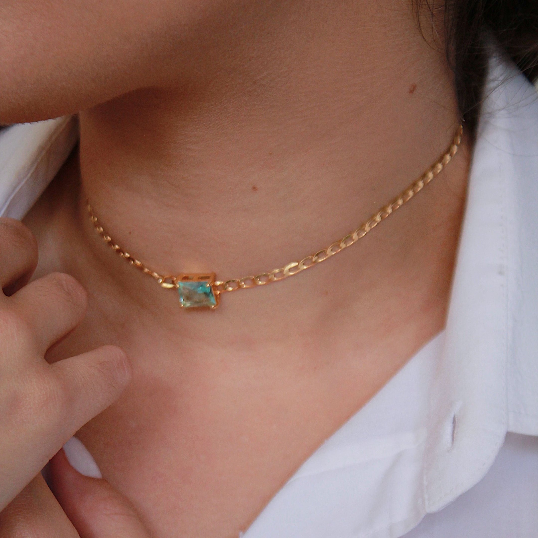CHOKER ELO BAGUETE AZUL VIDRO DOURADO FOLHEADO