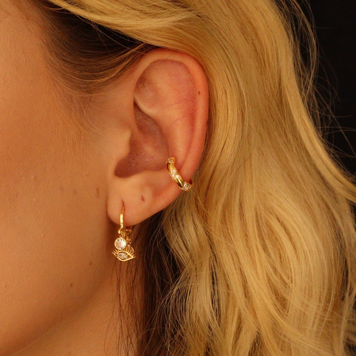 ARGOLA OLHO GREGO COM PONTO DE LUZ DOURADO FOLHEADO