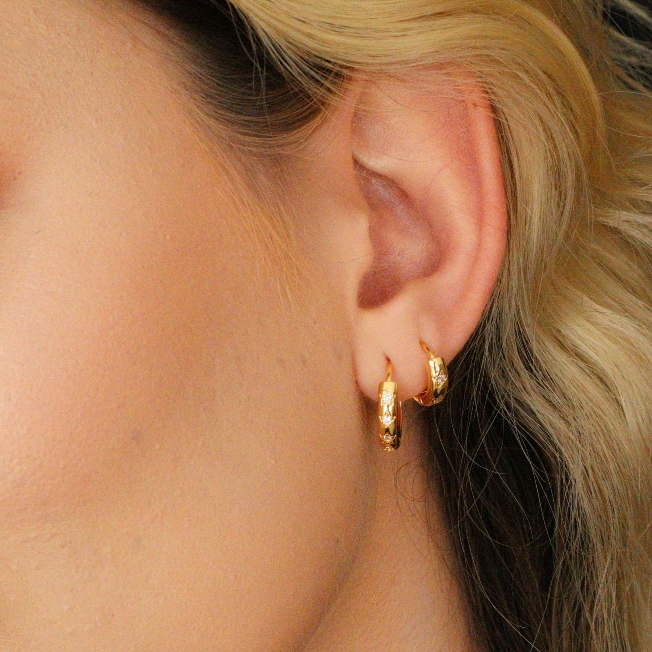 KIT 3 PARES DE ARGOLA COM ESTRELAS DE ZIRCÔNIAS P,M, G DOURADO FOLHEADO