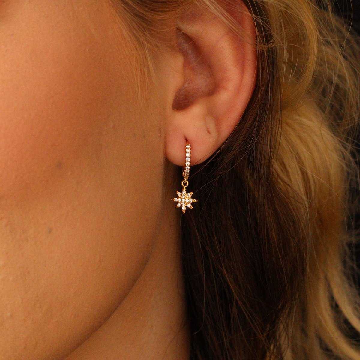 ARGOLA ESTRELA FLASH ZIRCÔNIAS DOURADA FOLHEADO