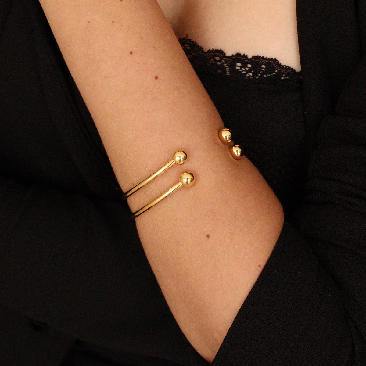 BRACELETE BOLAS NAS PONTAS DOURADO FOLHEADO