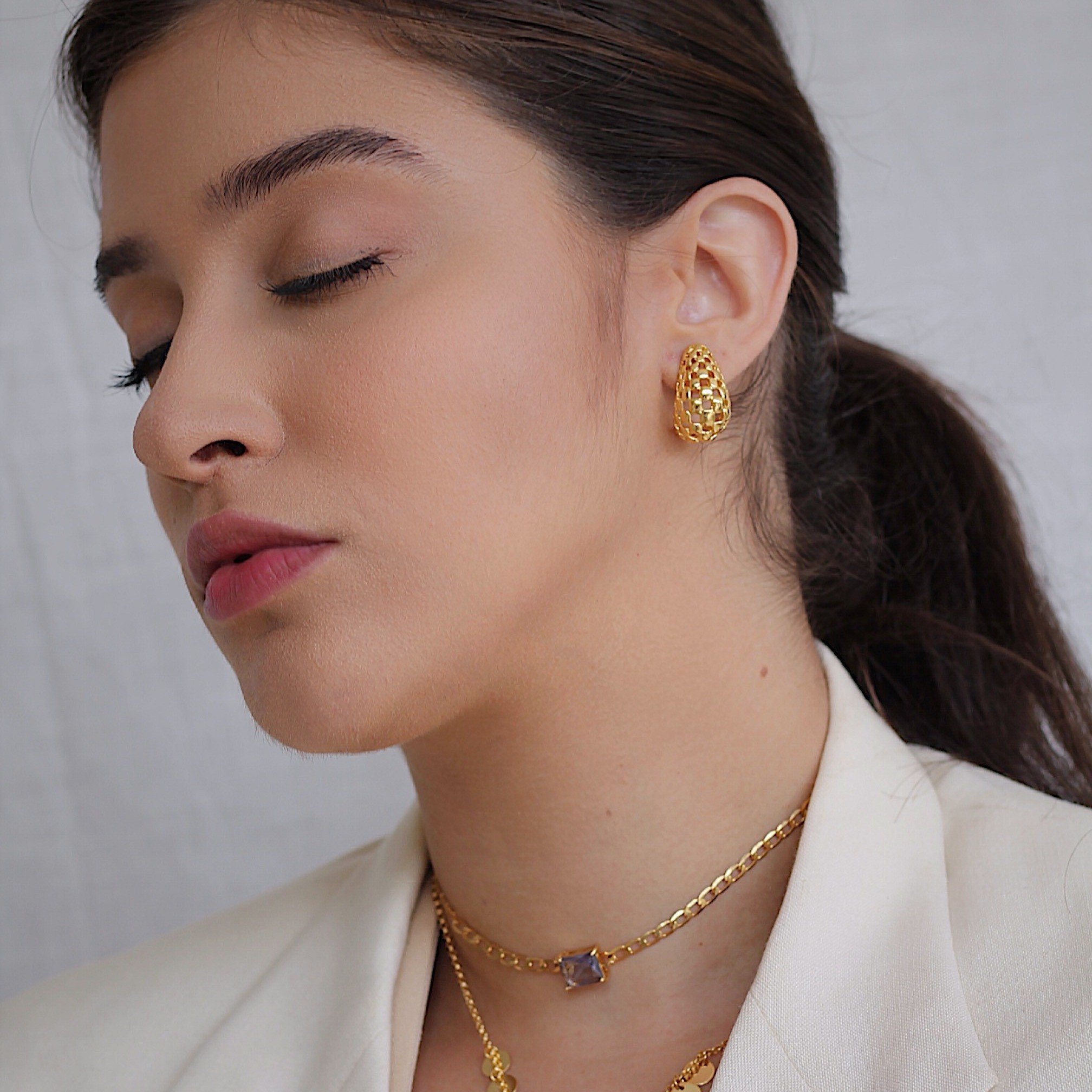 BRINCO GOTA XADREZ DOURADO FOLHEADO