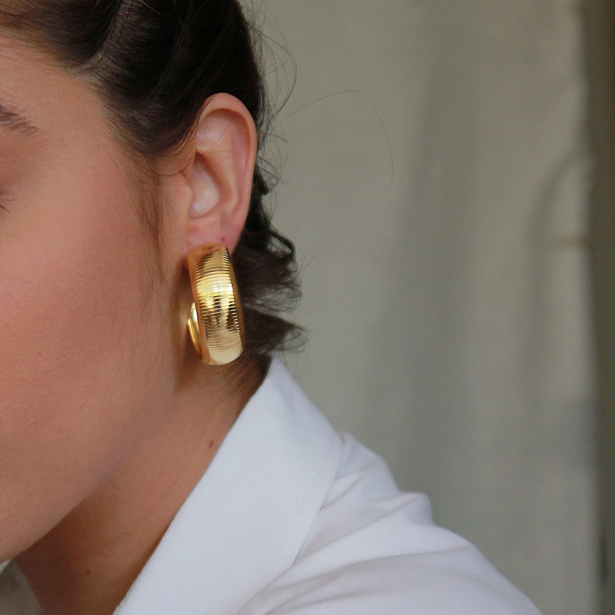 ARGOLA FITA RIGIDA DOURADO FOLHEADO