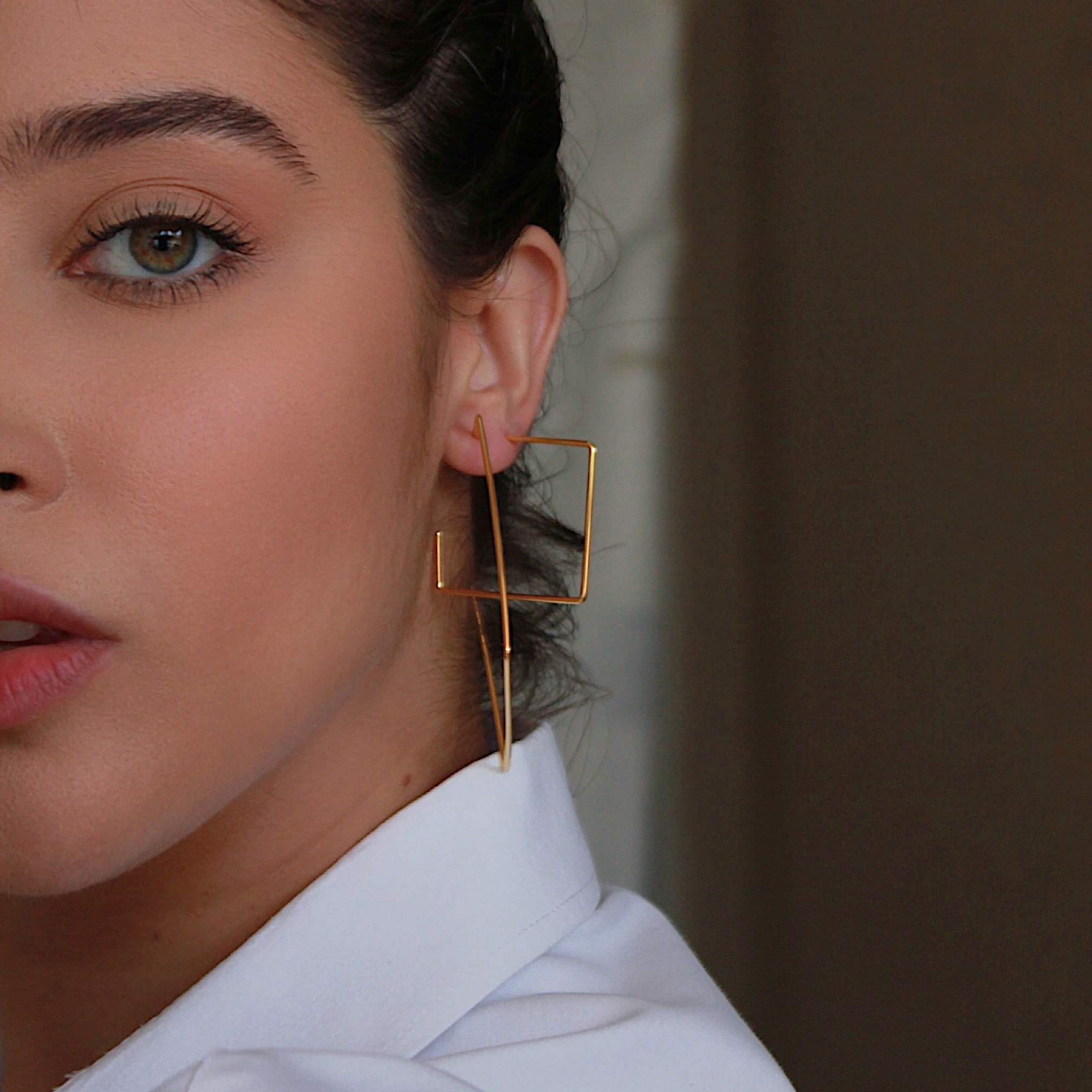 ARGOLA QUADRADO FIO P DOURADO FOLHEADO