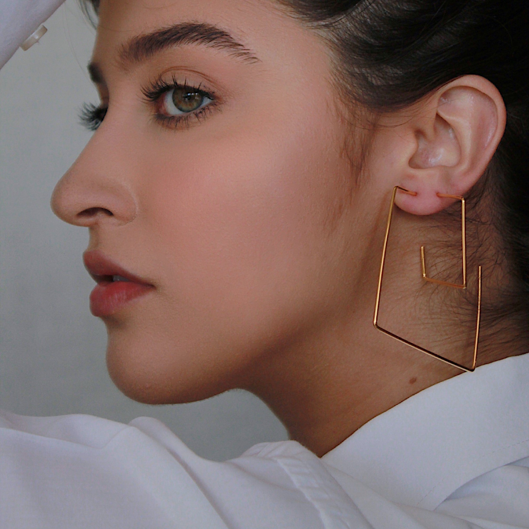 ARGOLA QUADRADO FIO G DOURADO FOLHEADO