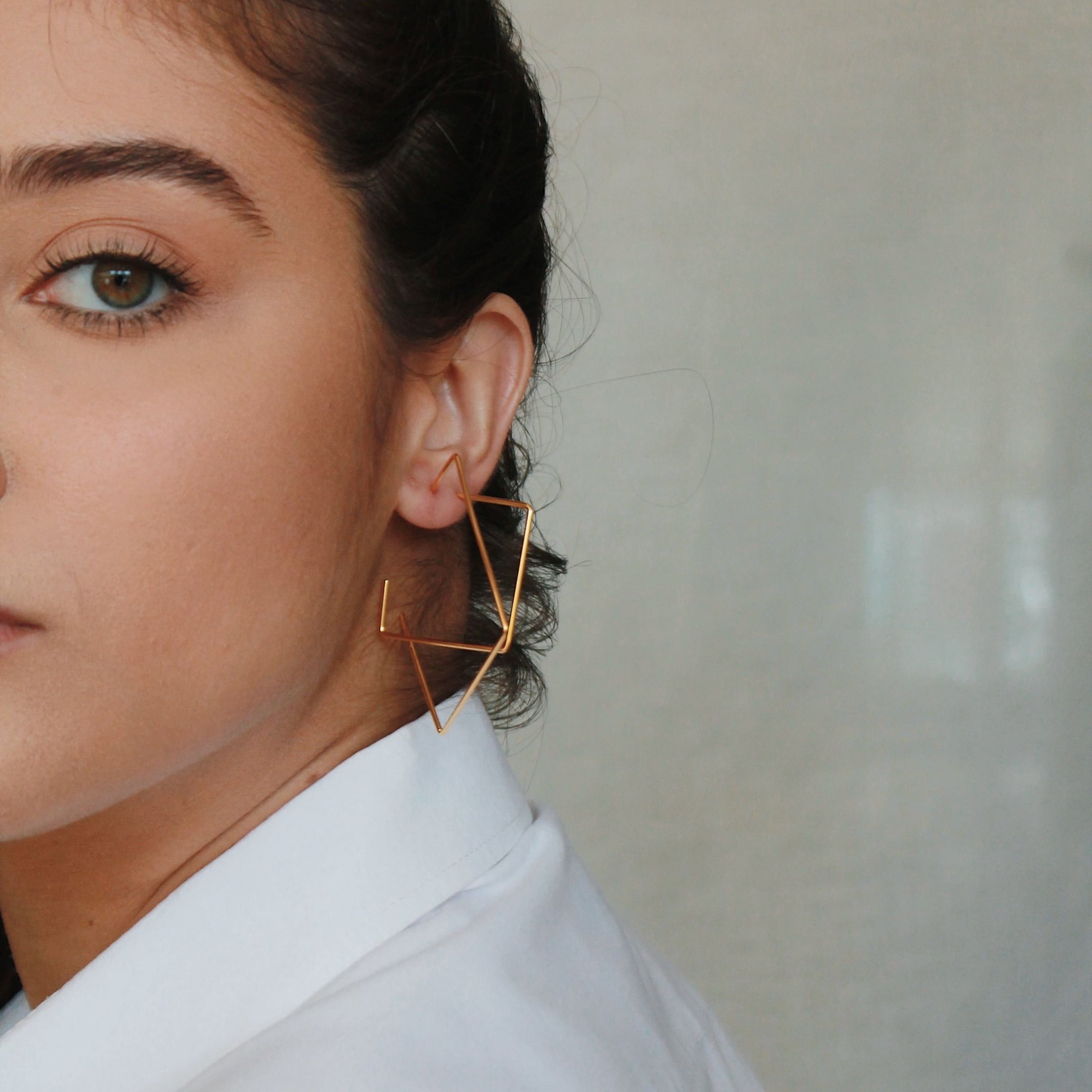 ARGOLA QUADRADO FIO M DOURADO FOLHEADO