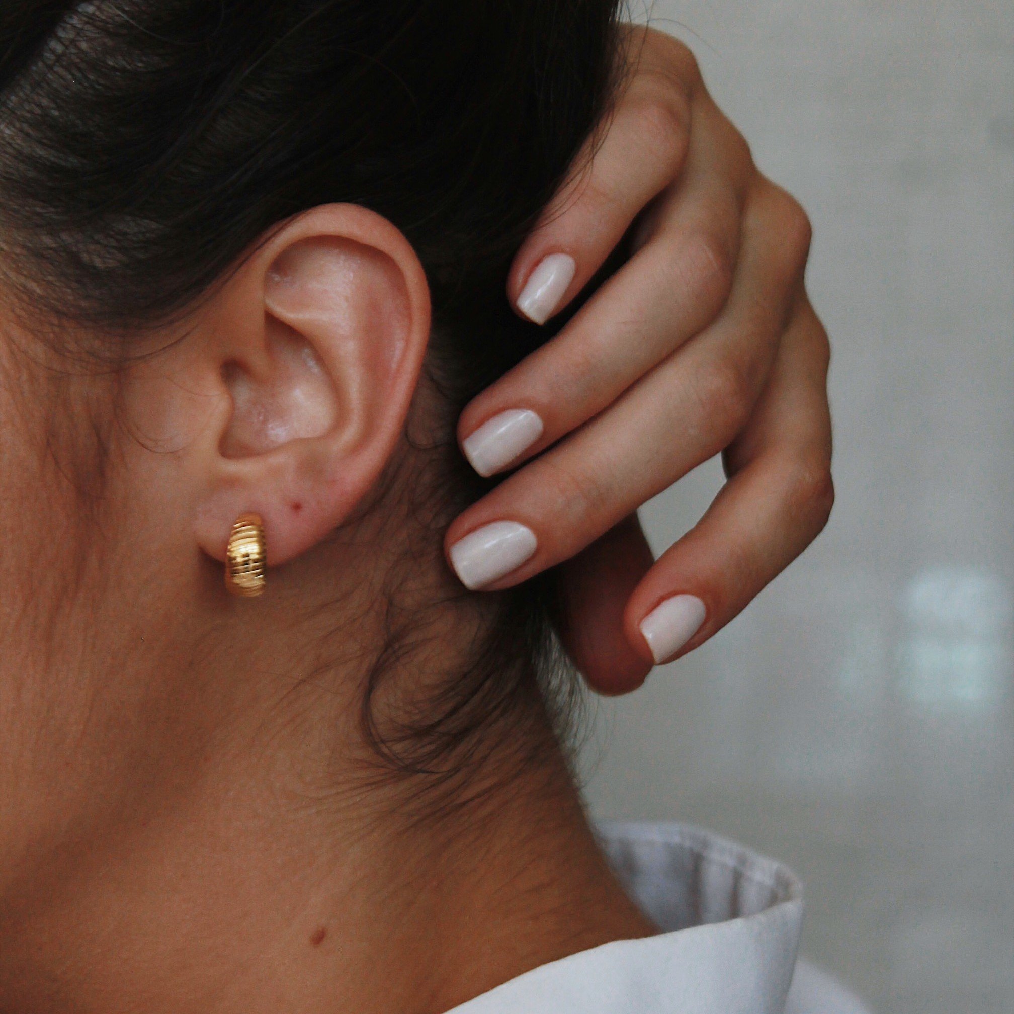 ARGOLA PEIXINHO RISCADA DOURADO FOLHEADO