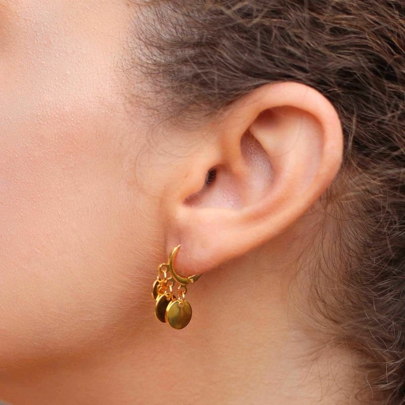 ARGOLA TRIO DE MEDALHAS VERTICAL DOURADO FOLHEADO