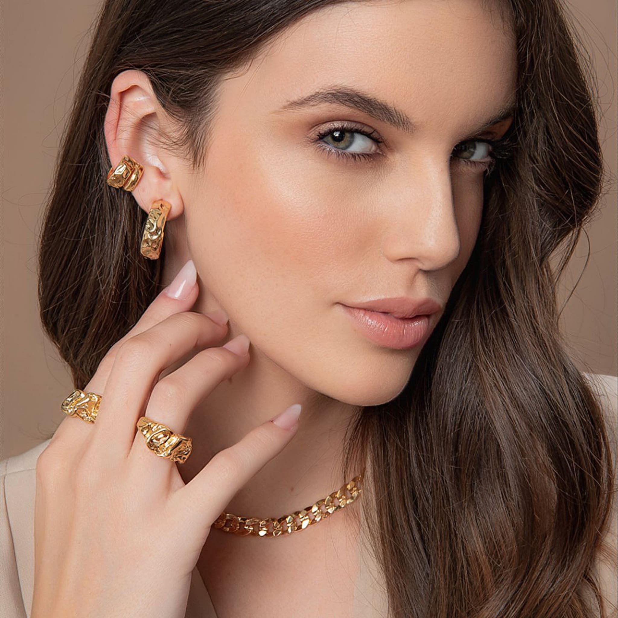 ARGOLA MARTELADA M BANHADO A OURO 18K