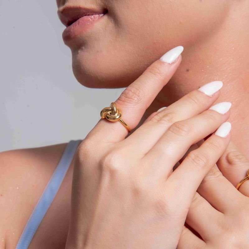 ANEL EM NÓ BANHADO A OURO 18K