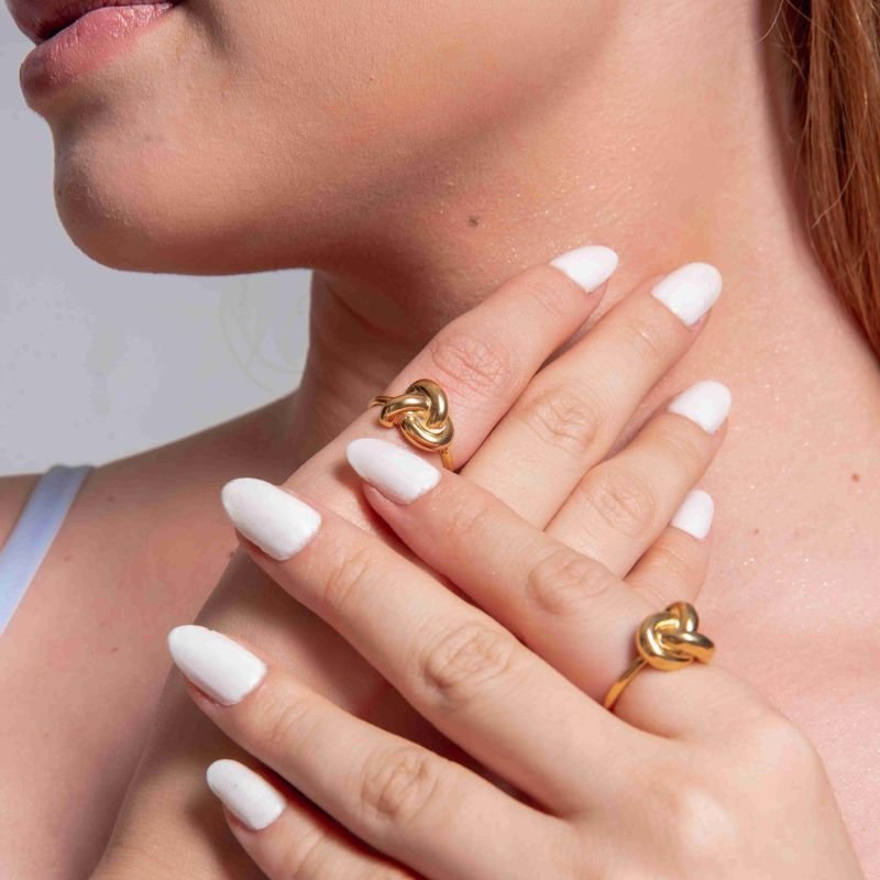 ANEL EM NÓ BANHADO A OURO 18K