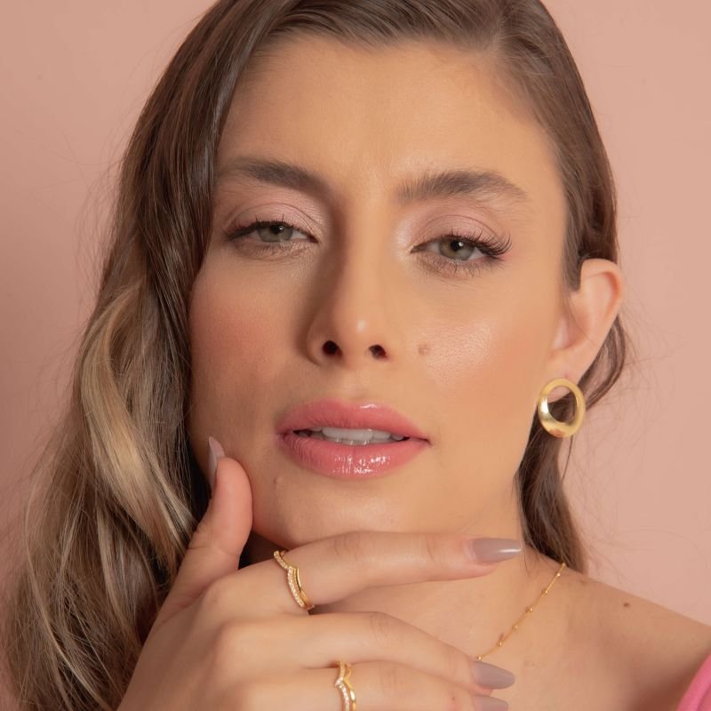 ANEL LISO EM V COM ZIRCONIA AJUSTAVEL DOURADO FOLHEADO