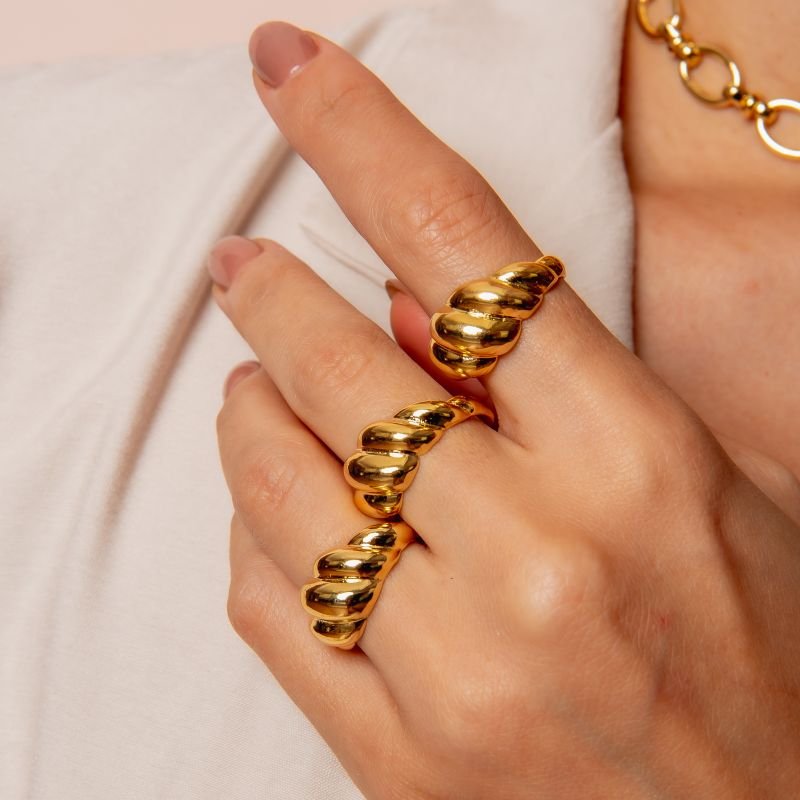 ANEL CROISSANT G AJUSTAVEL BANHADO A OURO 18K