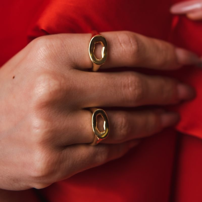 ANEL OVAL FLUIDO VAZADO BANHADO A OURO 18K