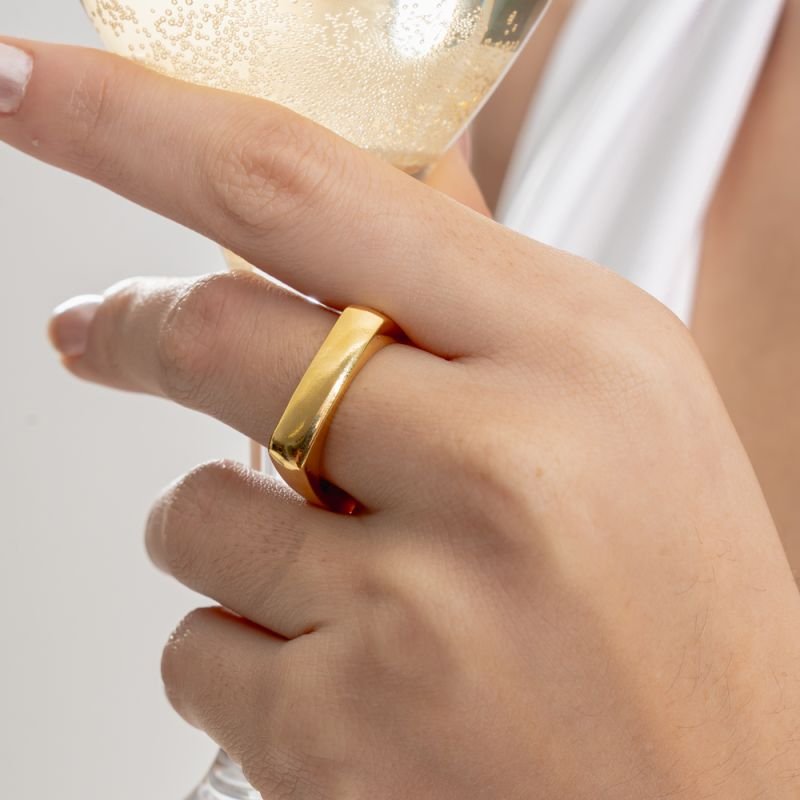 ANEL QUADRADO LISO BANHADO A OURO 18K