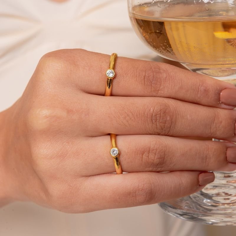 ANEL SOLITÁRIO 2MM AJUSTÁVEL BANHADO A OURO 18K