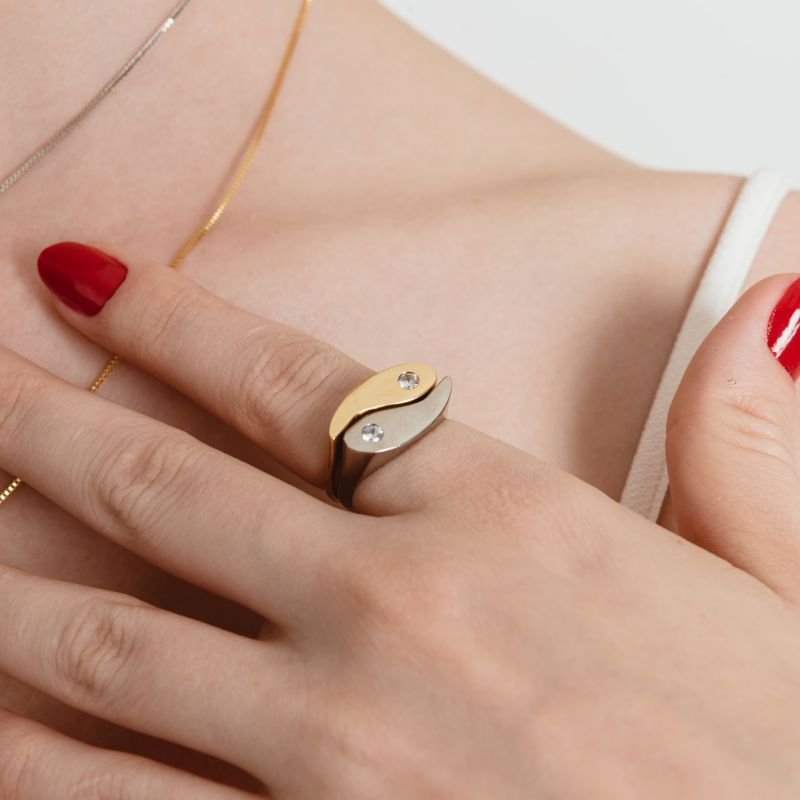 ANEL YIN YANG PONTO DE LUZ BANHADO A OURO 18K