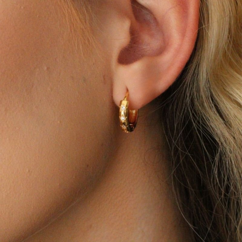 ARGOLA COM ESTRELAS DE ZIRCÔNIA DOURADO FOLHEADO