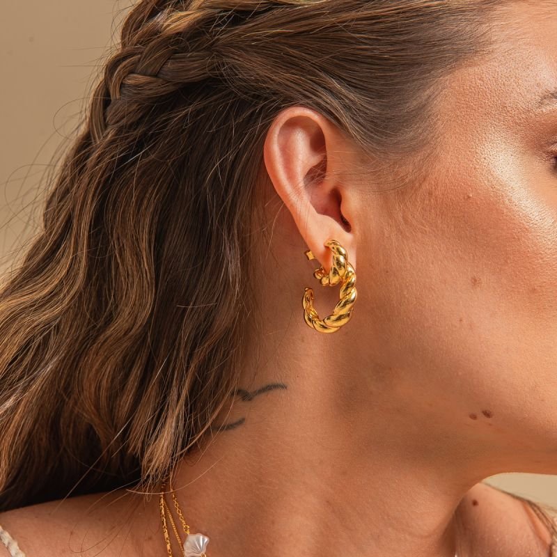 ARGOLA CROISSANT G BANHADO A OURO 18K