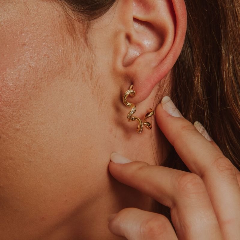 ARGOLA ENCARACOLADA COM ZIRCÔNIAS DOURADO FOLHEADO