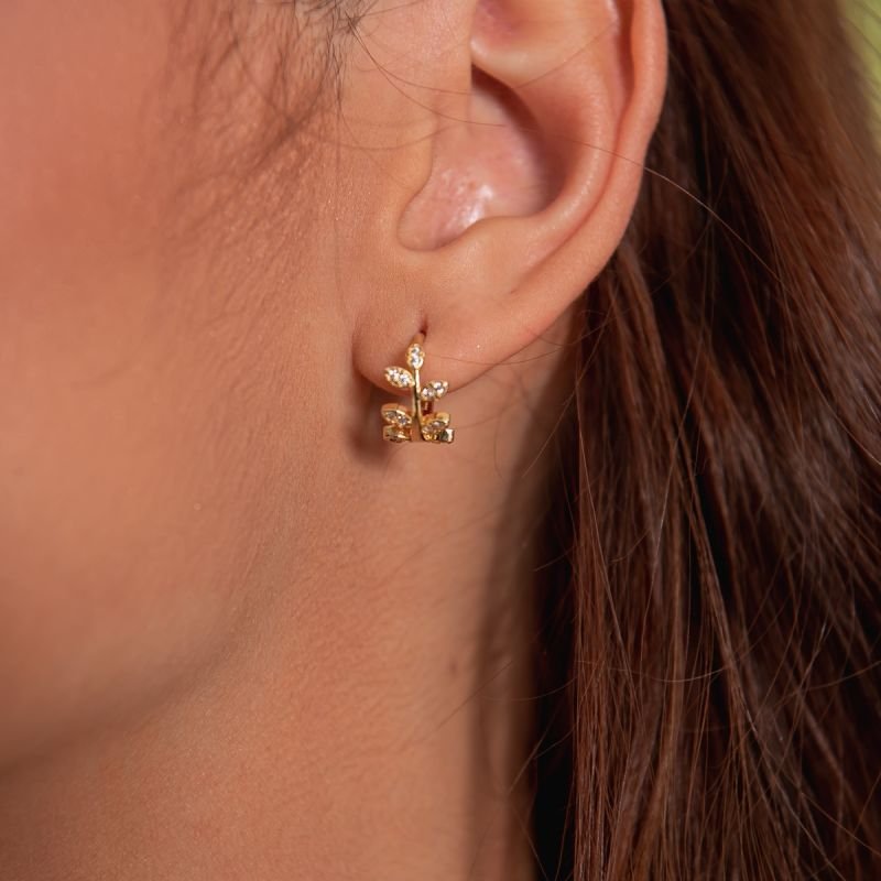 ARGOLA FOLHAS COM ZIRCÔNIAS DOURADO FOLHEADO