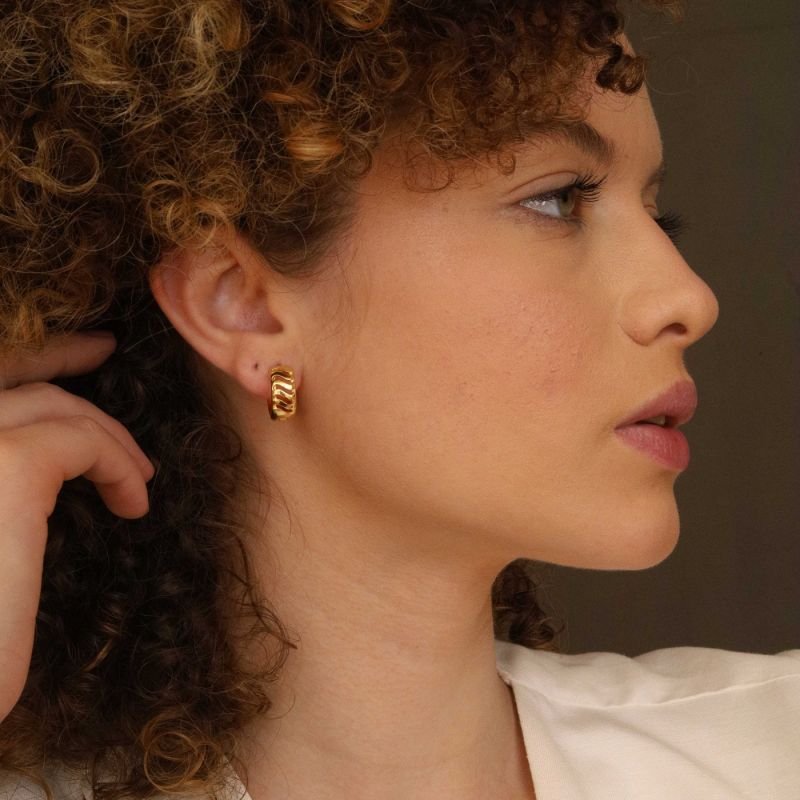 ARGOLA FRENTE COM CORTES GROSSA DOURADO FOLHEADO