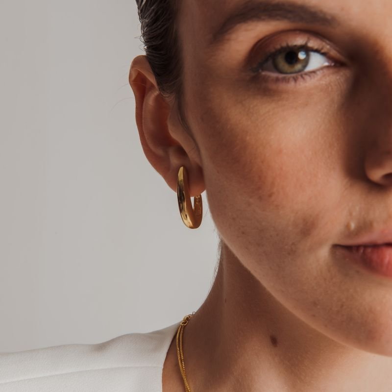 ARGOLA GOTA ALONGADA M BANHADO A OURO 18K