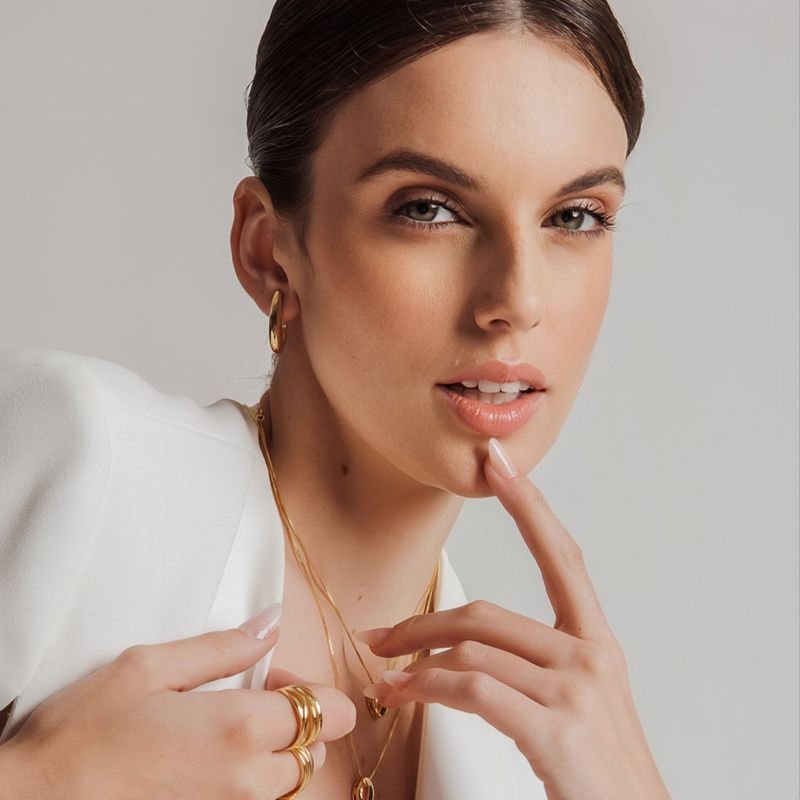 ARGOLA GOTA ALONGADA M BANHADO A OURO 18K