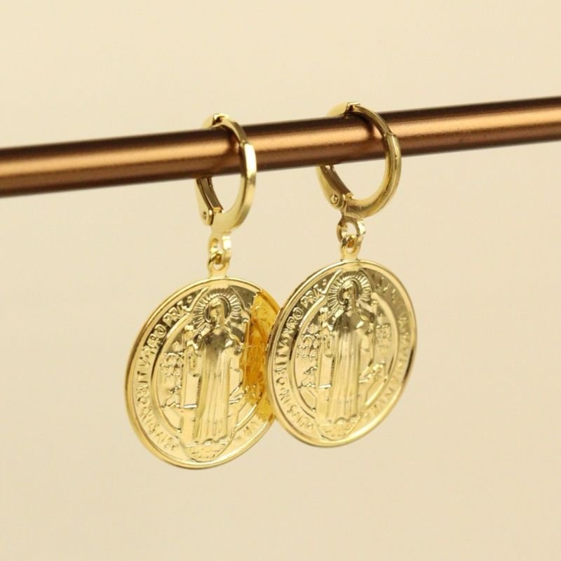 ARGOLA MEDALHA DE SÃO BENTO 20MM DOURADO FOLHEADO