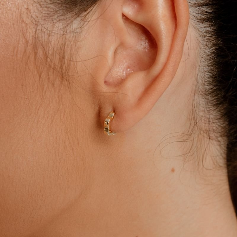 ARGOLA MINI FLOR BANHADO A OURO 18K