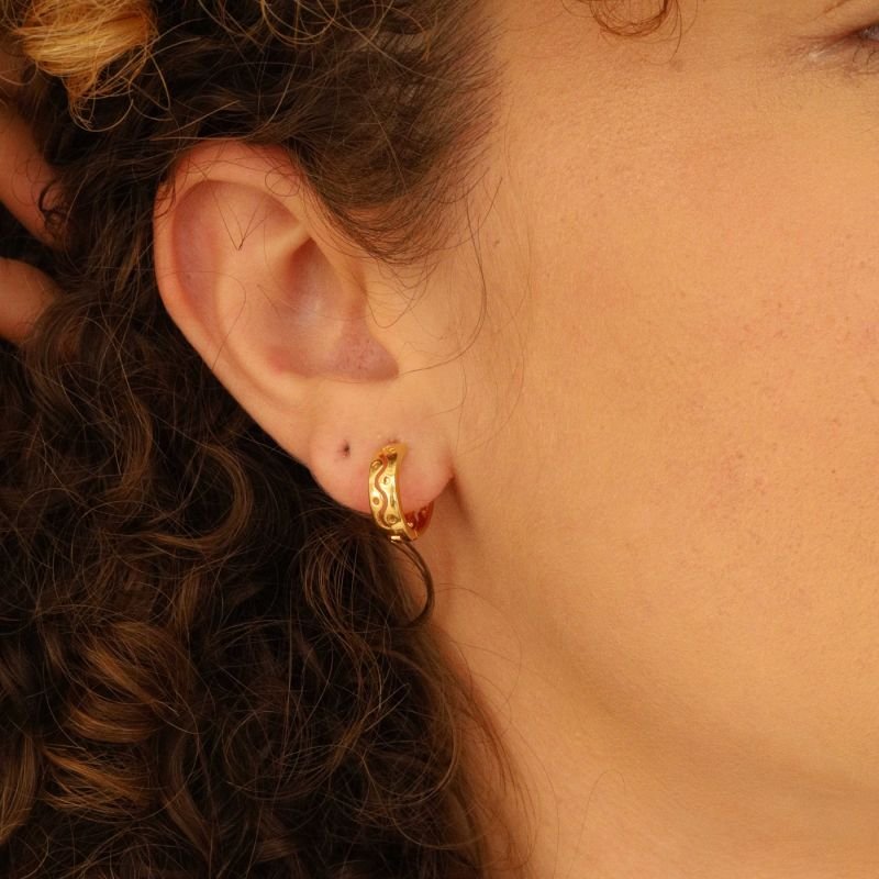 ARGOLA ONDA E FUROS DOURADO FOLHEDO