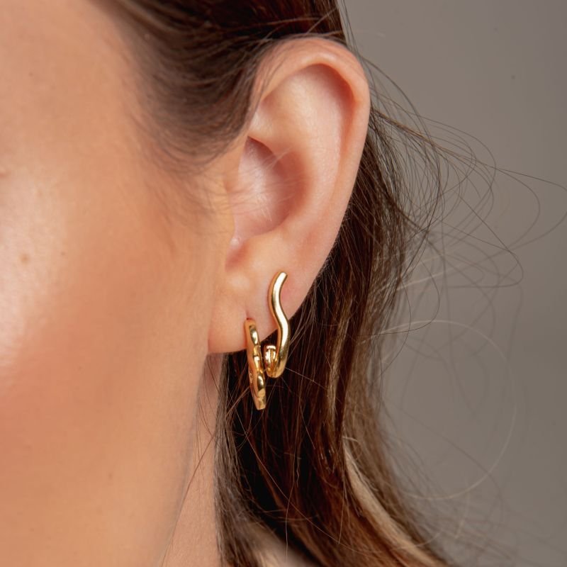 ARGOLA ONDULADA BANHADO A OURO 18K