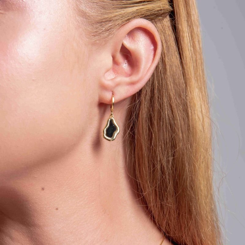 ARGOLA ORGANICO PRETO BANHADO A OURO 18K