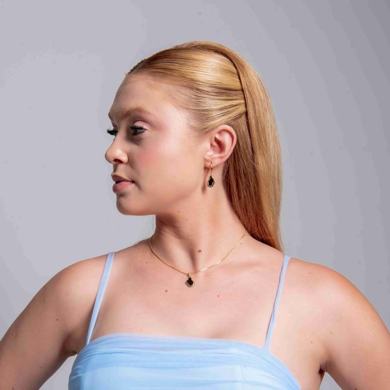 ARGOLA ORGANICO PRETO BANHADO A OURO 18K