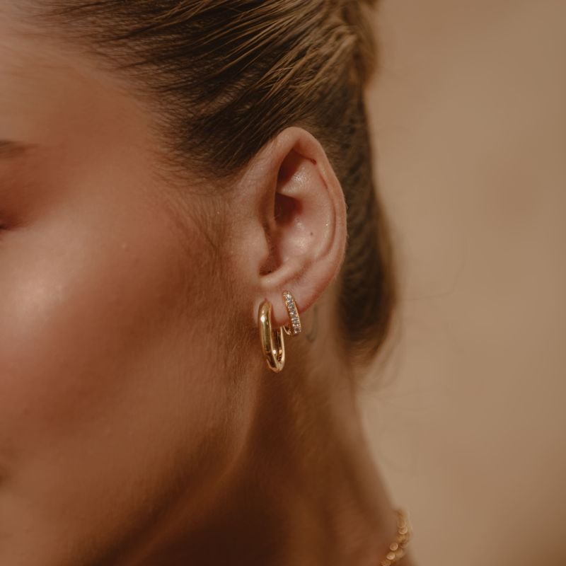 ARGOLA QUADRADA ZIRCÔNIAS ARTICULADA P DOURADO FOLHEADO