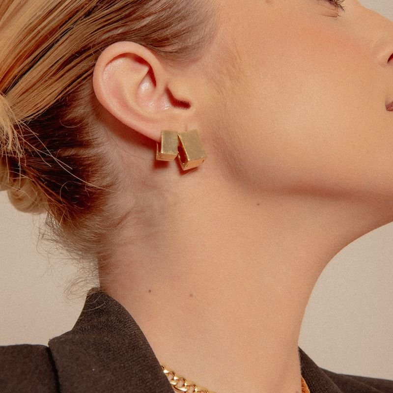 ARGOLA QUADRADA P BANHADO A OURO 18K