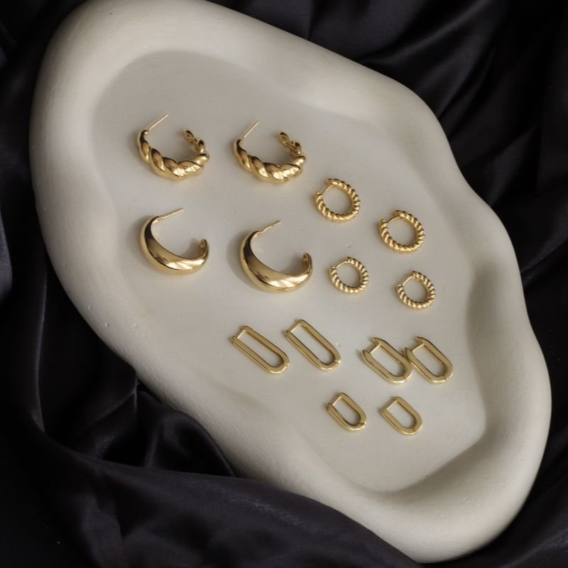 ARGOLA RETANGULAR COOL G BANHADO A OURO 18K