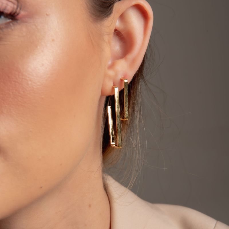 ARGOLA RETANGULAR LISA M BANHADO A OURO 18K