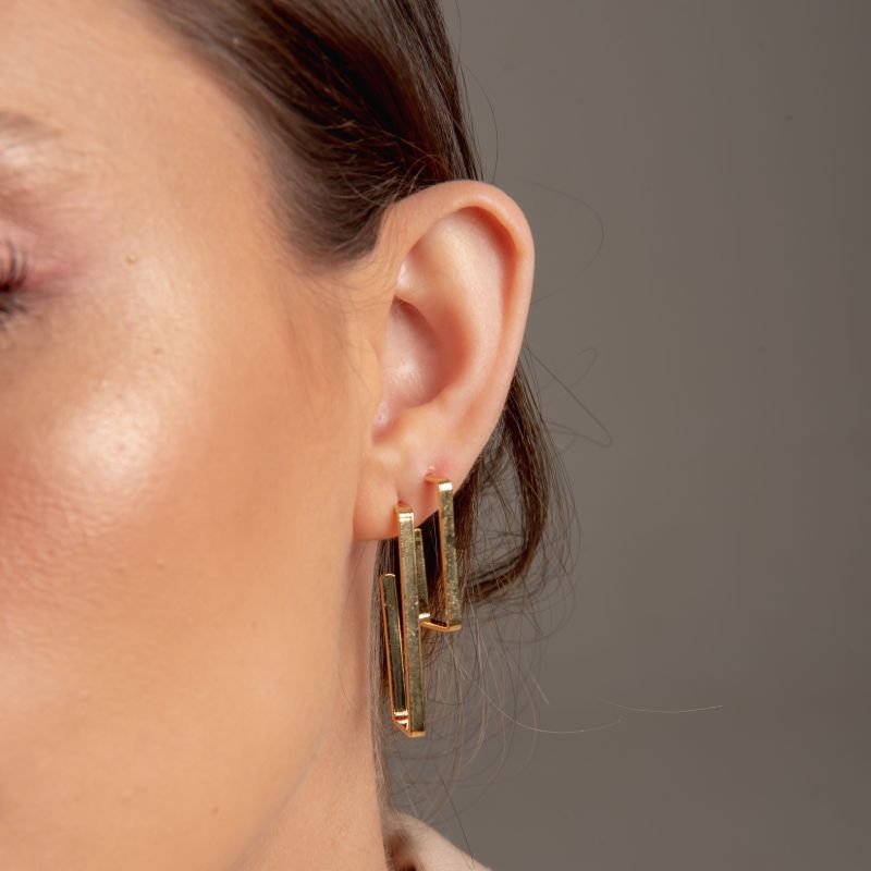 ARGOLA RETANGULAR LISA M BANHADO A OURO 18K