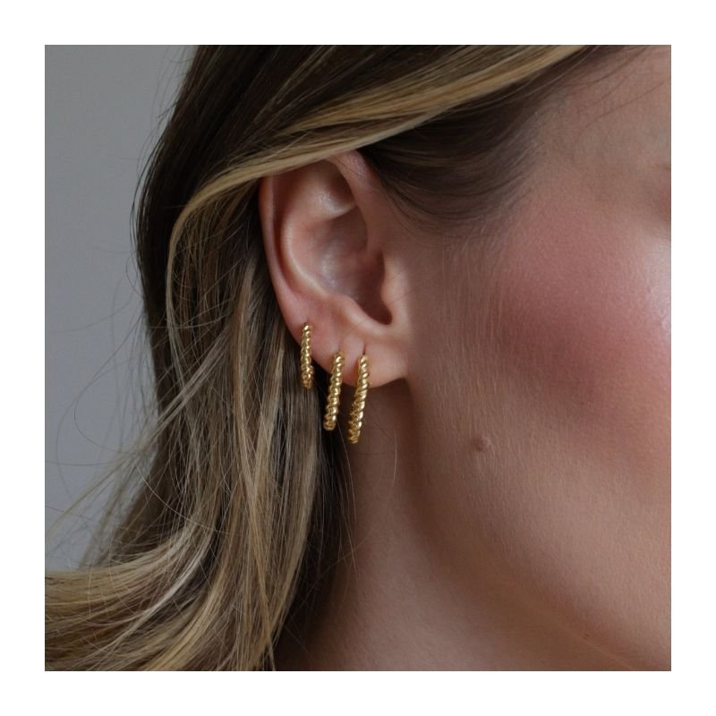 ARGOLA TORCIDA ENLACE G BANHADO A OURO 18K