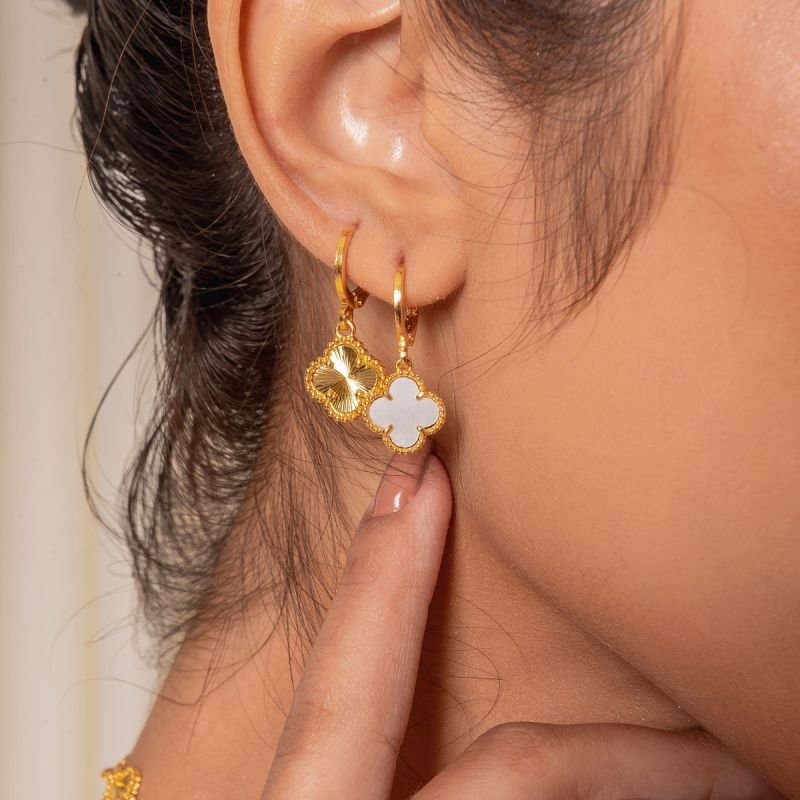 ARGOLA TREVO BRANCO 11MM BANHADO A OURO 18K