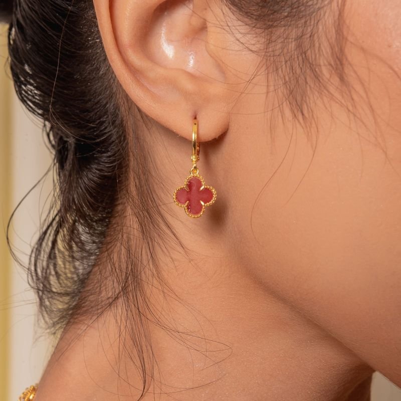 ARGOLA TREVO RED 11MM DOURADO FOLHEADO