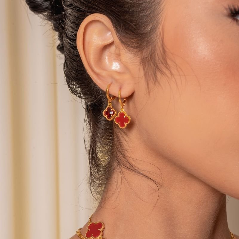 ARGOLA TREVO RED ACRÍLICO 8MM BANHADO A OURO 18K