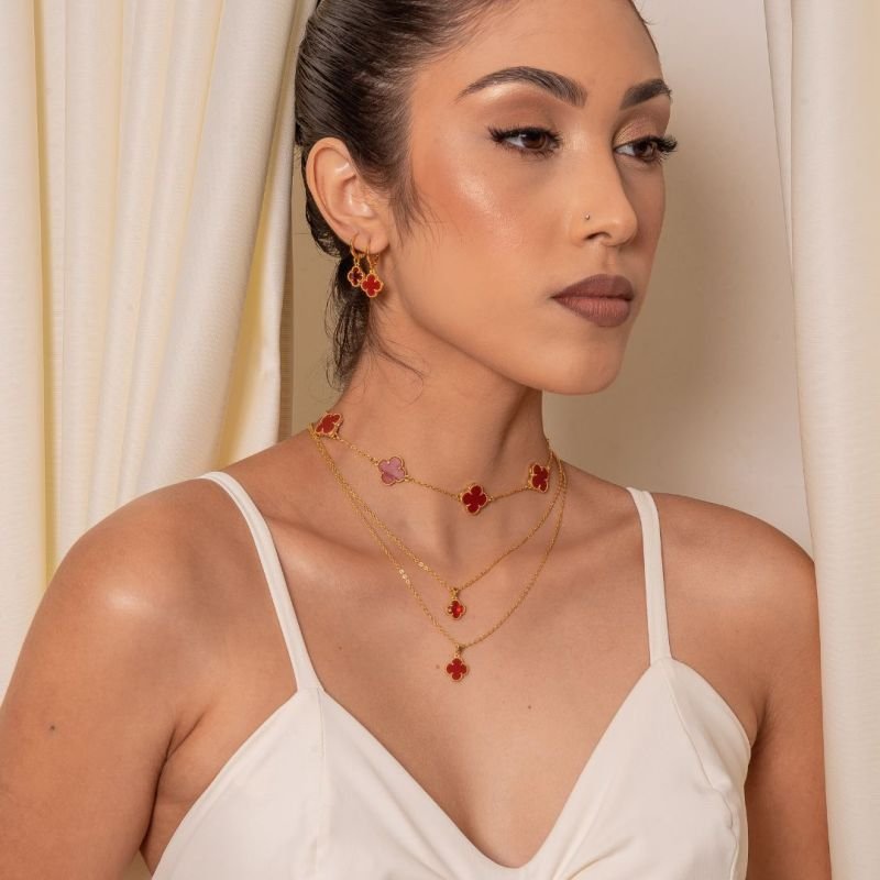 ARGOLA TREVO RED ACRÍLICO 8MM BANHADO A OURO 18K