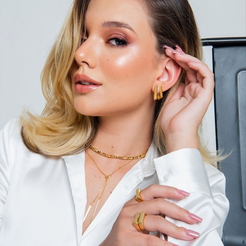 ARGOLA TRIANGULAR M DOURADO FOLHEADO