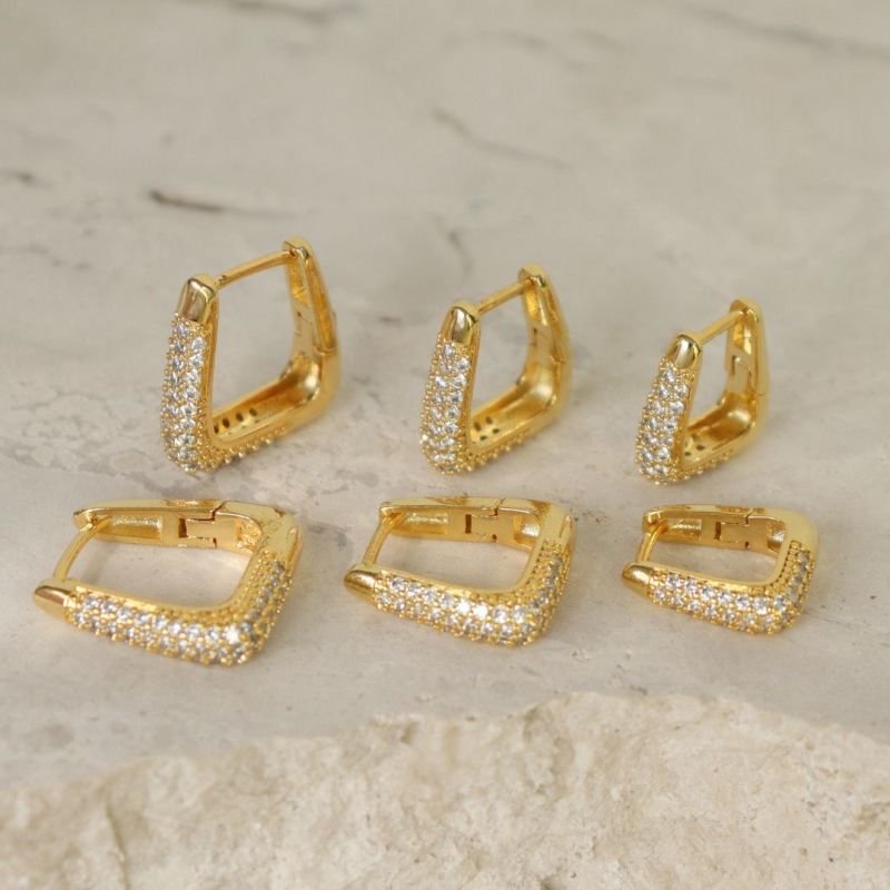 ARGOLA TRIANGULAR ZIRCÔNIA M DOURADO FOLHEADO