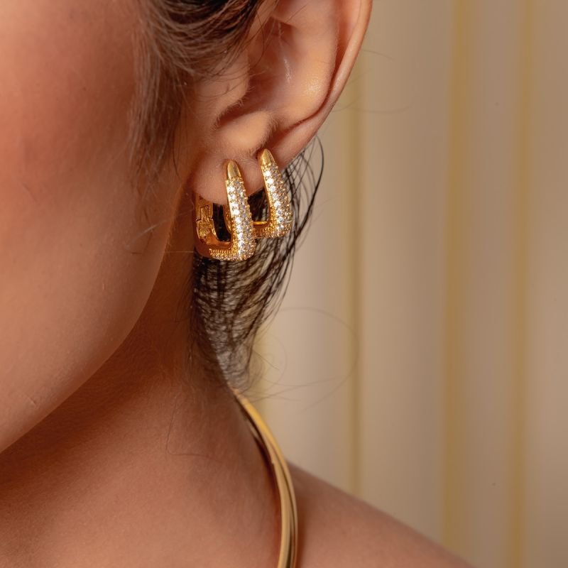 ARGOLA TRIANGULAR ZIRCÔNIA M DOURADO FOLHEADO