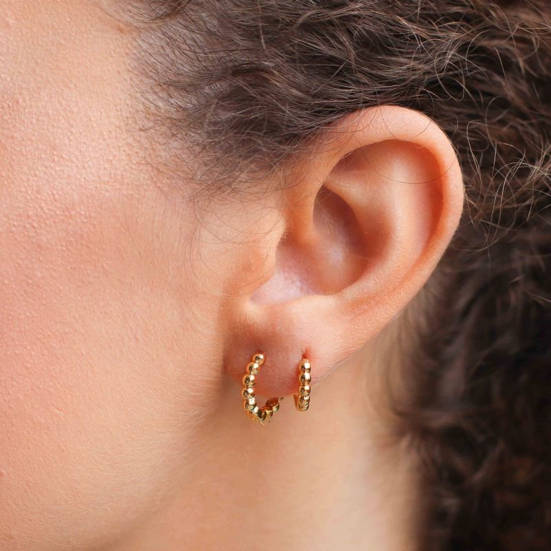 KIT DUAS ARGOLA BOLINHAS P, M DOURADO FOLHEADO